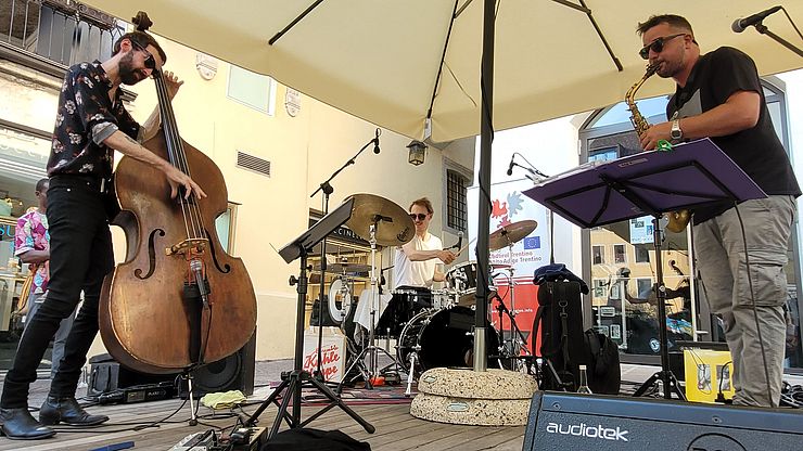 Mit Jazzmusik und dem Max Plattner Trio haben sich die Euregio-Kulturdonnerstage gestern in Anwesenheit von Landeshauptmann Kompatscher bis zum 22. September in eine kurze Sommerpause verabschiedet. 