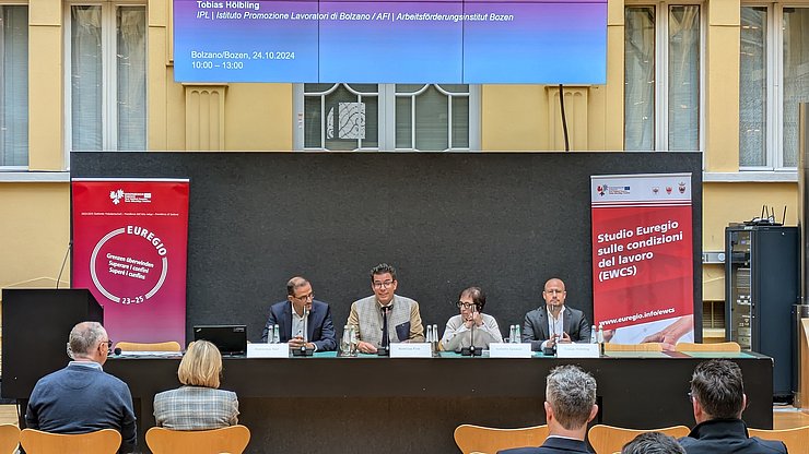 Runder Tisch mit den Expert:innen der technischen Arbeitsgruppe der EWCS-Studie. (Von links): Domenico Rief, Arbeiterkammer Tirol, Matthias Fink, Euregio-Generalsekretariat, Isabella Speziali, Landesarbeitsagentur Trient und Tobias Hölbling, ForschungsmitarbeiterAFI-IPL.