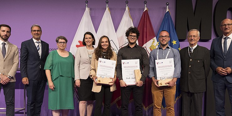 Gewinner:innen des Euregio-JungforscherInnenpreises 2024: v.l. Simone Marchiori (Landesrat des Trentino), Arno Kompatscher (Euregio-Präsident und Landeshauptmann von Südtirol), Ulrike Tappeiner (Jury-Vorsitzende und Präsidentin der Freien Universität Bozen), Barbara Thaler (Präsidentin der Wirtschaftskammer Tirol), Nadja Gruber (3. Platz), Ariele Zanfei (1. Platz), Roberto Andreotti (2. Platz), Michl Ebner (Präsident der Handelskammer Bozen und Anton Mattle (Landeshauptmann von Tirol.