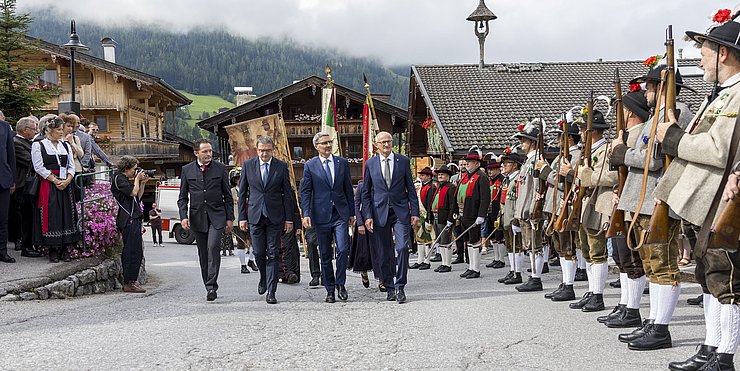 L' inaugurazione del Forum europeo di Alpbach e il ricevimento secondo le tradizioni locali sulla piazza della chiesa di Alpbach. Da sinistra: il ministro federale austriaco Norbert Totschnig, il presidente del Trentino Maurizio Fugatti, il presidente dell'Euregio e presidente dell'Alto Adige Arno Kompatscher e il capitano del Tirolo Anton Mattle.