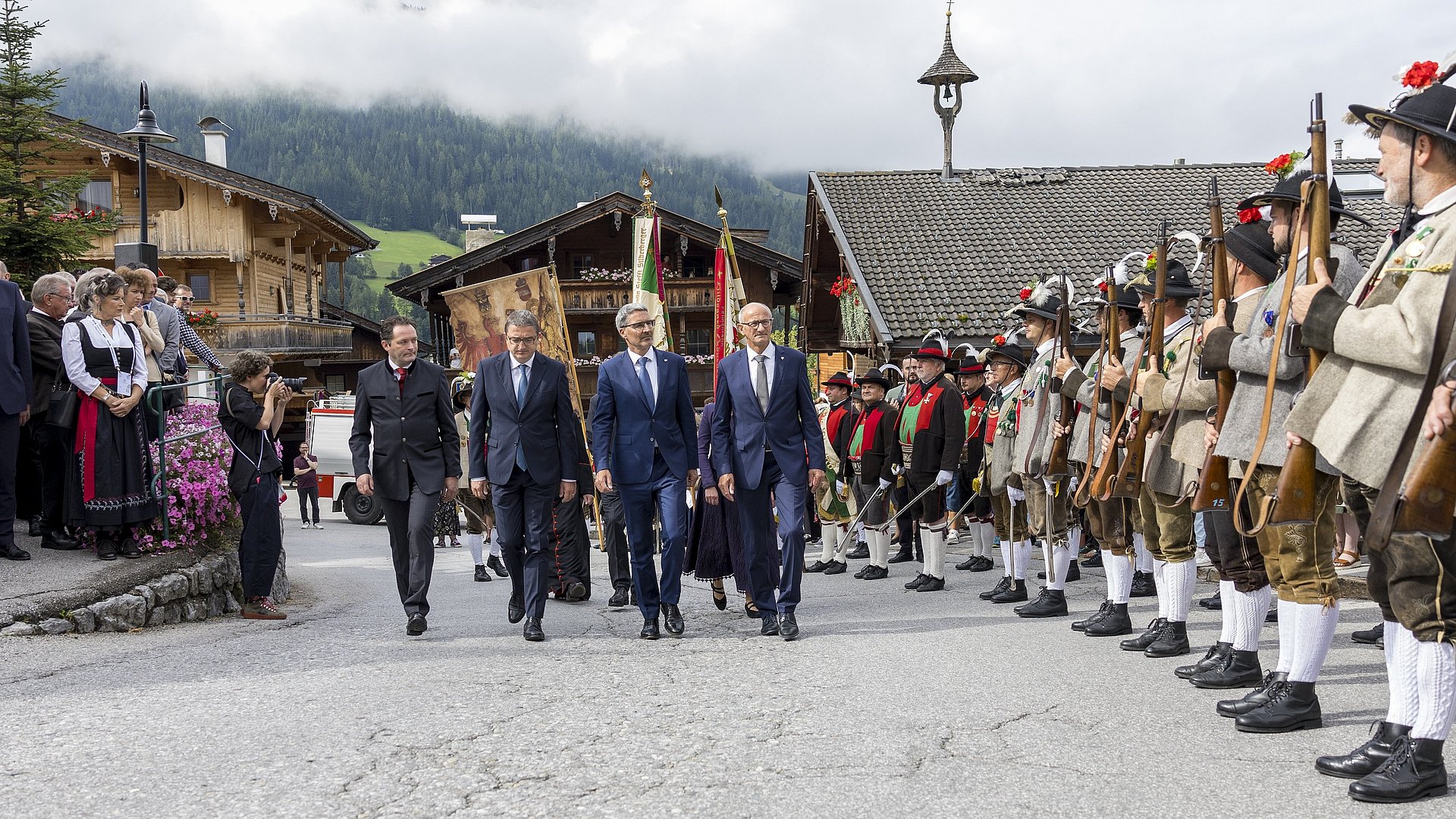 L' inaugurazione del Forum europeo di Alpbach e il ricevimento secondo le tradizioni locali sulla piazza della chiesa di Alpbach. Da sinistra: il ministro federale austriaco Norbert Totschnig, il presidente del Trentino Maurizio Fugatti, il presidente dell'Euregio e presidente dell'Alto Adige Arno Kompatscher e il capitano del Tirolo Anton Mattle.