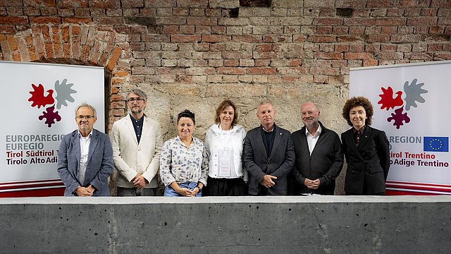 I membri della cabina di regia del progetto assieme ai relatori del convegno (da sinistra): Giuseppe Ferrandi (Fondazione Museo storico del Trentino), Christian Anich (Tiroler Landesmuseen), Angelika Fleckinger (Agenzia Musei Provinciali), Paola Boccalatte (consulente museale), Christoph von Ach (Segretario Generale dell’Euregio Tirolo-Alto Adige-Trentino), Andreas Rudigier (Tiroler Landesmuseen), Elisa Bertò (Segretariato generale dell’Euregio Tirolo-Alto Adige-Trentino)