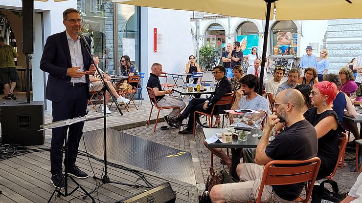 Il presidente Arno Kompatscher durante la serata a Casa della Pesa: La musica, strumento prezioso per andare oltre i confini.