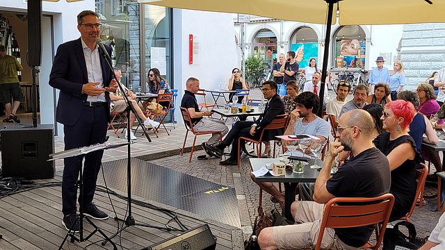 Il presidente Arno Kompatscher durante la serata a Casa della Pesa: La musica, strumento prezioso per andare oltre i confini.