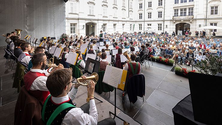 Il tradizionale finale della serie di concerti: l'esibizione ai Promenade Concerts di Innsbruck.