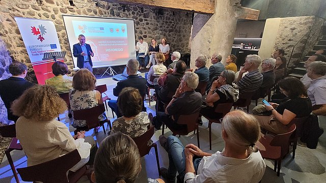 Grenzüberschreitende Geschichtsforschung im Mittelpunkt: Zum Euregio-Kulturdonnerstag vom 15. Mai begrüßte Christoph von Ach vom Bozner Euregio-Büro das Publikum im Bozner Waaghaus. 