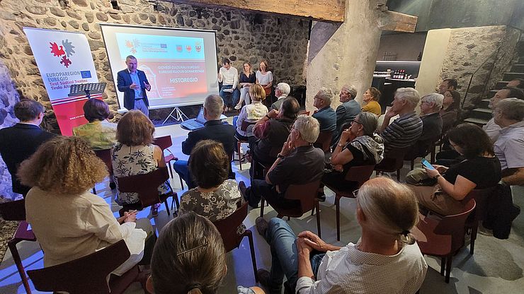 La ricerca storica transfrontaliera al centro dell'attenzione: Christoph von Ach dell'Ufficio Euregio di Bolzano ha dato il benvenuto al pubblico della Casa della Pesa di Bolzano in occasione del Giovedì culturale dell'Euregio.