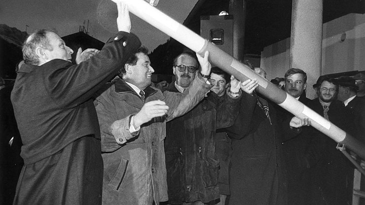 Athesia Gruber (auf Anfrage bei Athesia zu erhalten) (von links) Luis Durnwalder und Wendelin Weingartner bei der Aufhebung des Grenzbalkens am Brenner im Jahr 1998