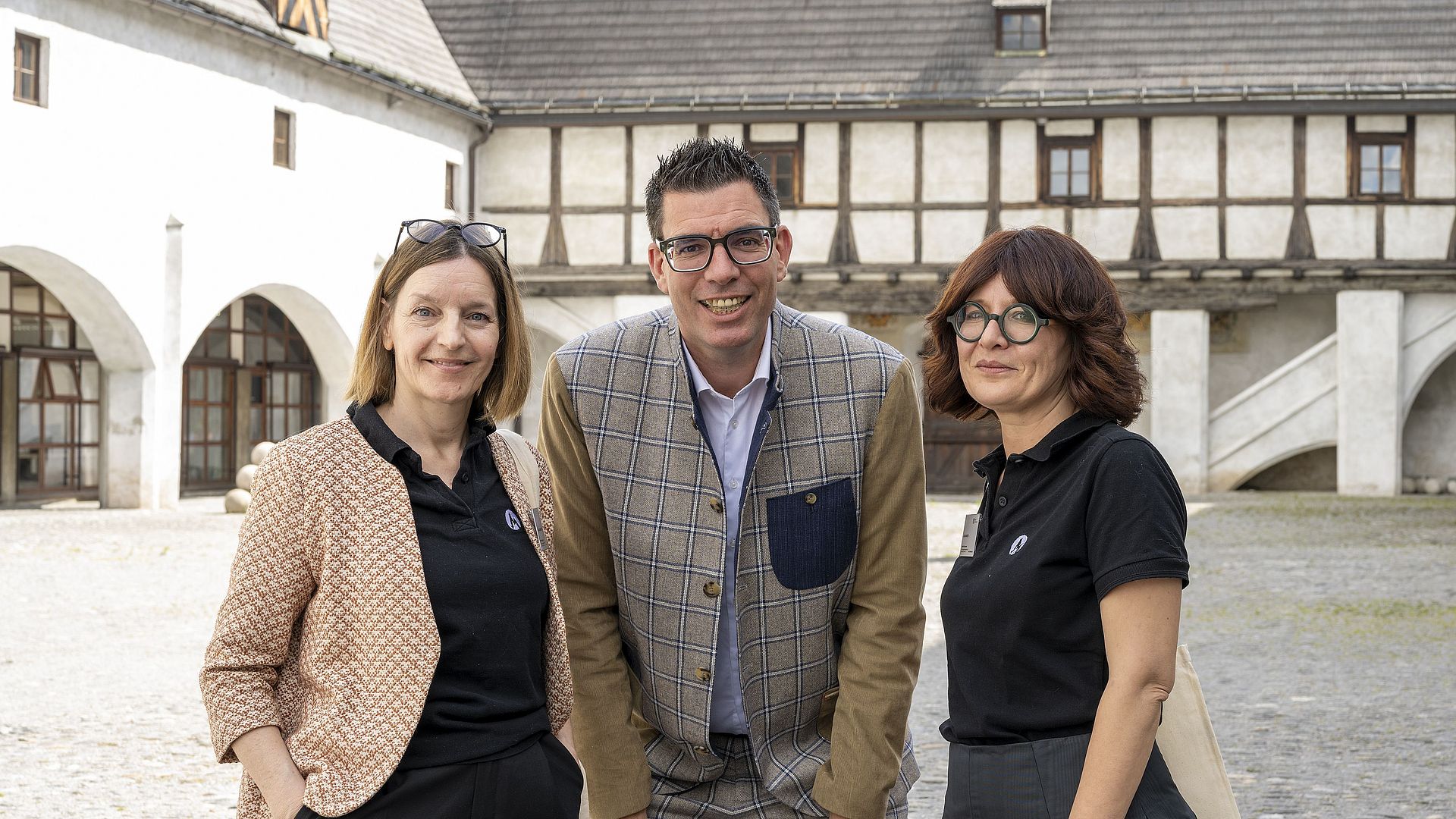 v.l.: Katharina Walter, Leitung Kulturvermittlung Tiroler Landesmuseen, Matthias Fink, Generalsekretariat des EVTZ „Europaregion Tirol - Südtirol – Trentino“, Laura Manfredi, Kulturvermittlerin Tiroler Landesmuseen