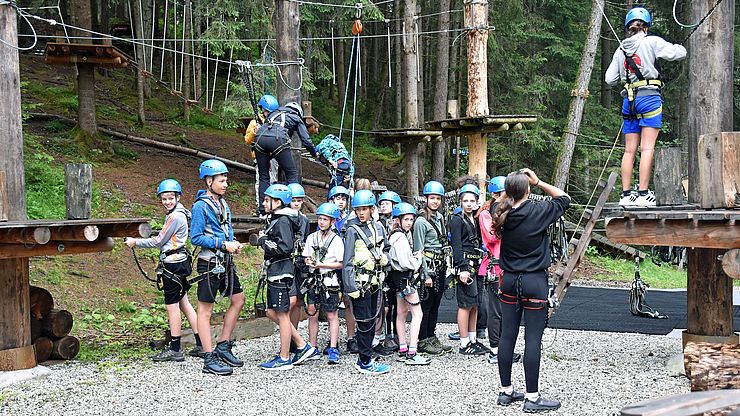 Nach Tirol im Vorjahr (im Bild mit Klettern im Hochseilgarten) ist heuer Südtirol mit der Sportoberschule in Mals Gastgeber des EuregioSportCamp für sportbegeisterte Jugendliche. 