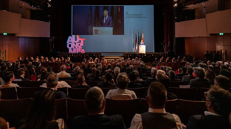 Das Land Südtirol hat im Stadttheater von Bozen mit einem großen Festakt an einen Meilenstein in der Geschichte der Südtirol-Autonomie erinnert: die Streitbeilegung vor den Vereinten Nationen im Jahr 1992. 