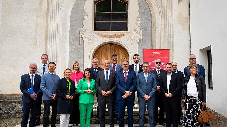 Gruppenbild der Euregio-Versammlung, die unter anderem Anpassungen am Arbeitsprogramm der Euregio guthieß. 