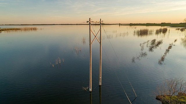 Wasser überflutet landwirtschaftliche Flächen vollständig.