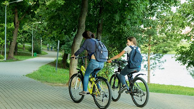 Junge Erwachsene fahren auf dem Fahrrad.