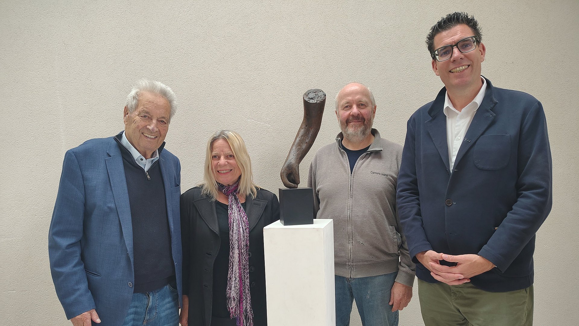 © Euregio Bei der Vorstellung des Euregio-Baukulturpreises im Atelier des Gadertaler Künstlers: (von links) Alt-Landeshauptmann Wendelin Weingartner, Wittfrieda Mitterer, Lois Anvidalfarei und Matthias Fink