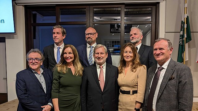 Gruppenbild der Leiterinnen und Leiter der österreichischen Verbindungsbüros in Brüssel mit EU-Kommissar Johannes Hahn.