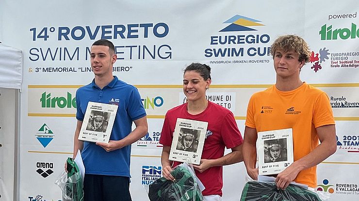 (von links) Die Sieger:innen des Euegio Swimcup 2024, Best of five, Kategorie allgemeine Klasse: Christian Serra (2001 Team Rovereto), Samantha Ortler (Sportclub Meran) und Tommaso Bortoli (Schwimmclub Brixen)