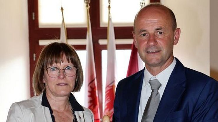 Mit der Wahl der Führungsspitze kann der Euregio-Rat der Gemeinden nun seine Arbeit aufnehmen: Präsident Paride Gianmoena (r.) mit Vizepräsidentin Michela Noletti.