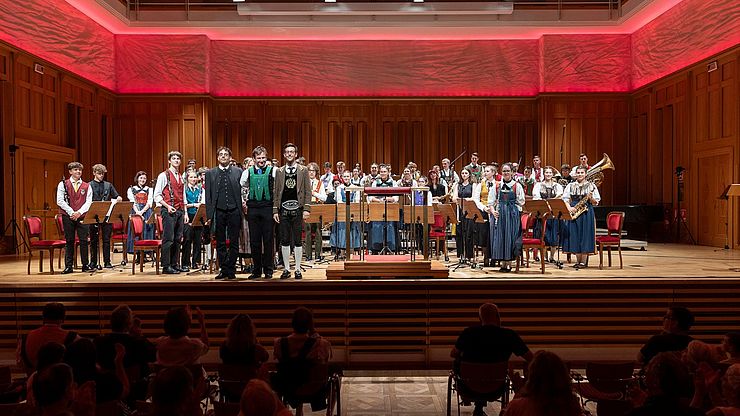 Tanti applausi (nella foto a Dobbiaco) per l'Orchestra giovanile di fiati dell'Euregio con i tre direttori (davanti all'orchestra da sinistra) Franco Puliafito, Hannes Schrötter e Andreas Waldner.