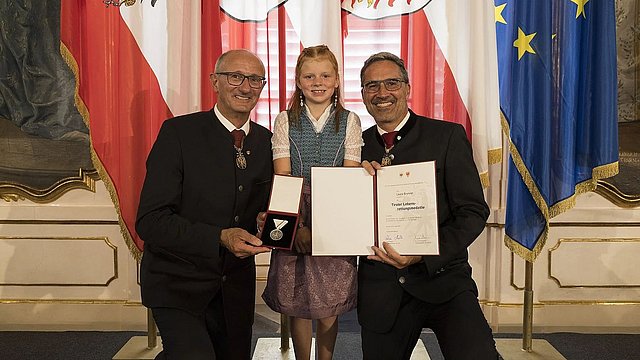 Premiata con la medaglia di salvataggio dai presidenti provinciali Anton Mattle (a sinistra) e Arno Kompatscher (a destra): Laura Brunner (al centro) di Kirchbichl.