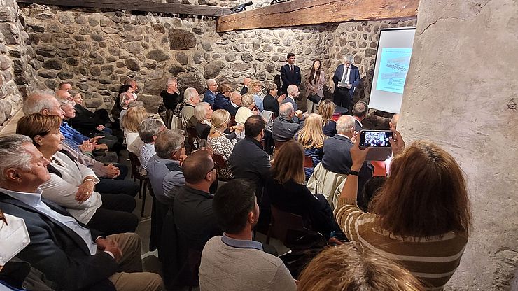 Großes Interesse für die Ausführungen der JournalistInnen Astrid Panizza, Thomas Sinha und des Moderators Walter Landi zum Thema "100 Jahre Marsch auf Bozen"