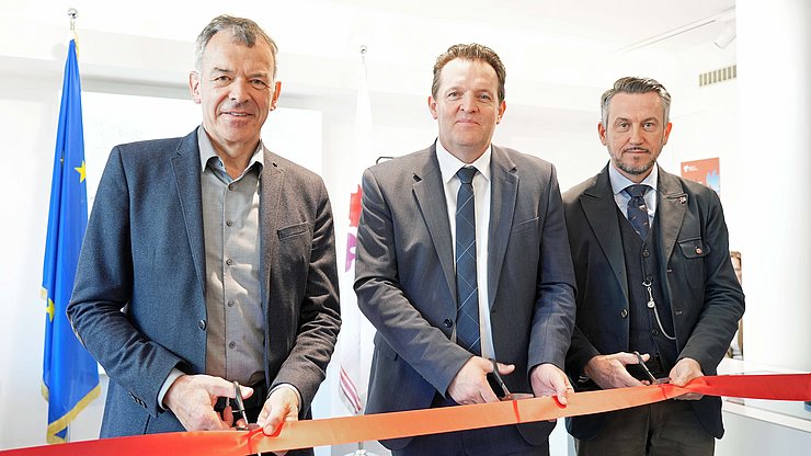 Bei der Eröffnung des neuen Kapitels der Euregio-Ausstellung: Umweltlandesrat René Zumtobel (Mitte), Vize-Bgm Georg Willi (l.) und Univ.-Prof. Kurt Scharr, Institut für Geschichtswissenschaften und Europäische Ethnologie an der Universität Innsbruck (r.)