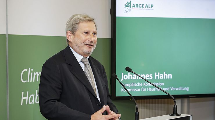 Il commissario europeo Johannes Hahn ha sottolineato la funzione esemplare dell'ARGE ALP come associazione regionale e transfrontaliera.