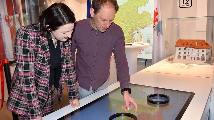 Im Euregio-Infopoint in Innsbruck dokumentiert eine interaktive Dauerausstellung den nunmehr fünf Jahre alten Euregio-Lawinenreport sowie die Großlawinen-Ereignisse seit dem Ersten Weltkrieg. 