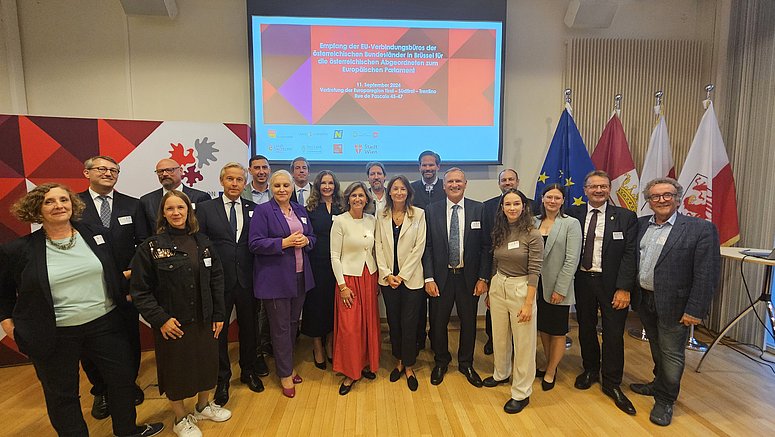 Gruppenbild der Leiterinnen und Leiter der österreichischen Bundesländervertretungen zur EU in Brüssel mit den neu- und wiedergewählten österreichischen Abgeordneten des Europäischen Parlaments.