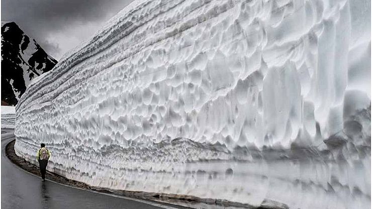 Ein Bild aus dem neuen Kalender: die Schneemassen längs der Timmelsjochstraße