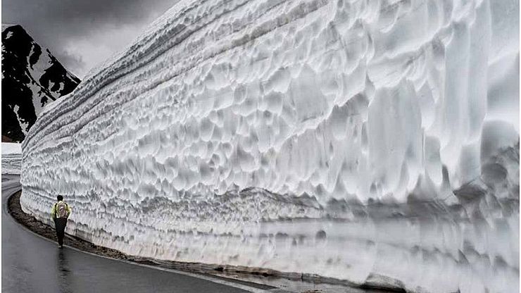 Un'immagine del nuovo calendario: le masse di neve lungo la strada del Passo del Rombo 