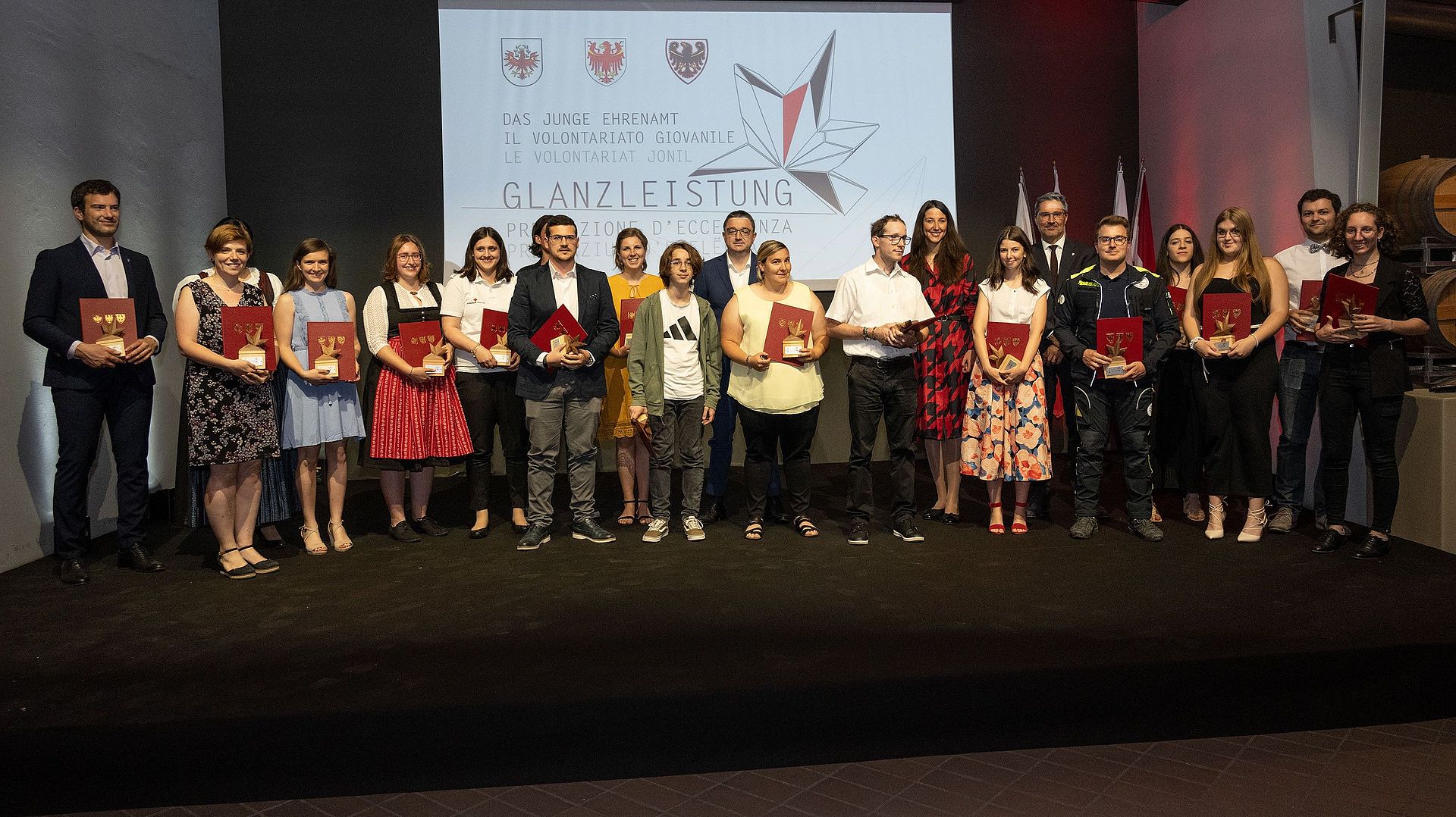 I 19 giovani di Tirolo, Alto Adige e Trentino che oggi a Mezzocorona sono stati premiati per il proprio impegno nel volontariato