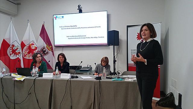 Un momento del seminario per insegnanti a Casa Moggioli. In piedi la Sovrintendente Scolastica Viviana Sbardella. Sul tavolo, da destra Tatiana Arrigoni di Iprase, Roberta Tomazzoni e Raffaella Di Iorio di Euregio