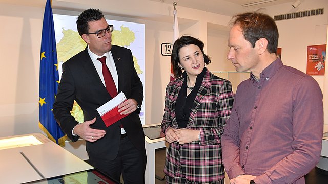 Matthias Fink von der Euregio mit Tirols Sicherheitslandesrätin Astrid Mair und Patrick Nairz vom Lawinenwarndienst Tirol auf dem Rundgang durch die neue Ausstellung 