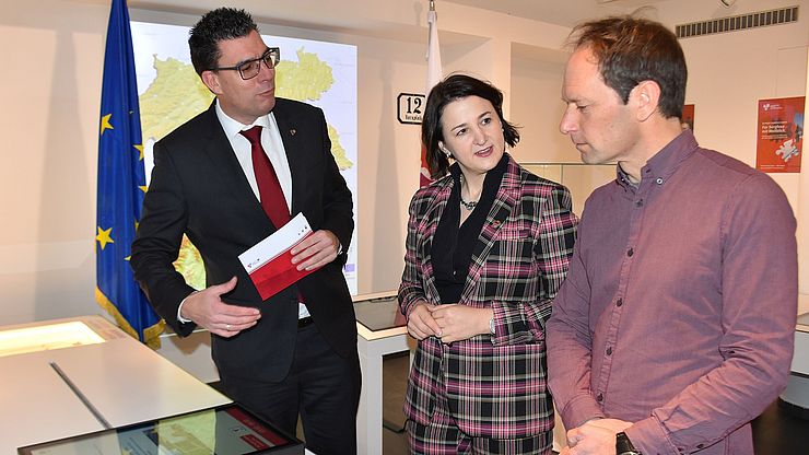 Matthias Fink dell'Euregio con l'Assessore per la sicurezza del Land Tirol, Astrid Mair e Patrick Nairz del Servizio valanghe del Tirolo in visita alla nuova mostra 