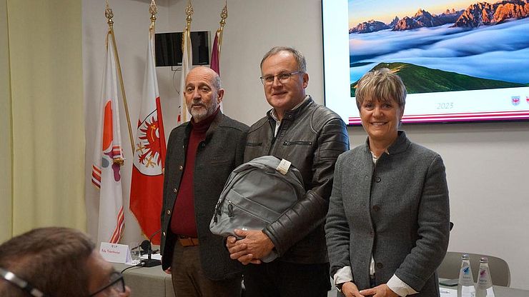 A sin Fritz Tiefenthaler, al centro l'autore della foto di copertina del calendario Euregio 2023 Hans Bergmann con Marilena Defrancesco