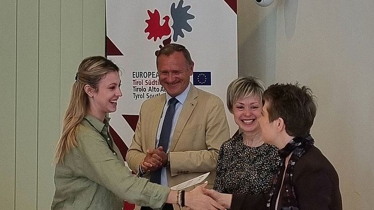 Graduation diploma for all students from the heads of the Representation Office in Brussels: (from left) Giulia Consoni with Richard Seeber (Director Tyrol) and Katharina Lonardi and Vesna Caminades (Directors Trentino and South Tyrol). 