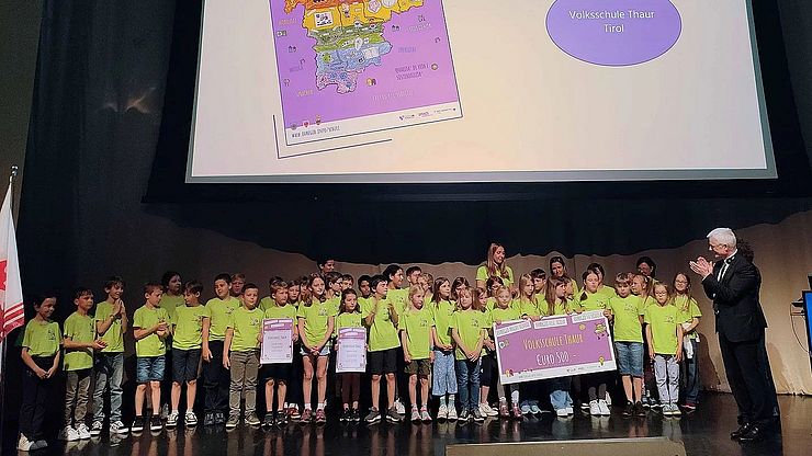 Foto di gruppo con le classi vincitrici di Thaur in Tirolo