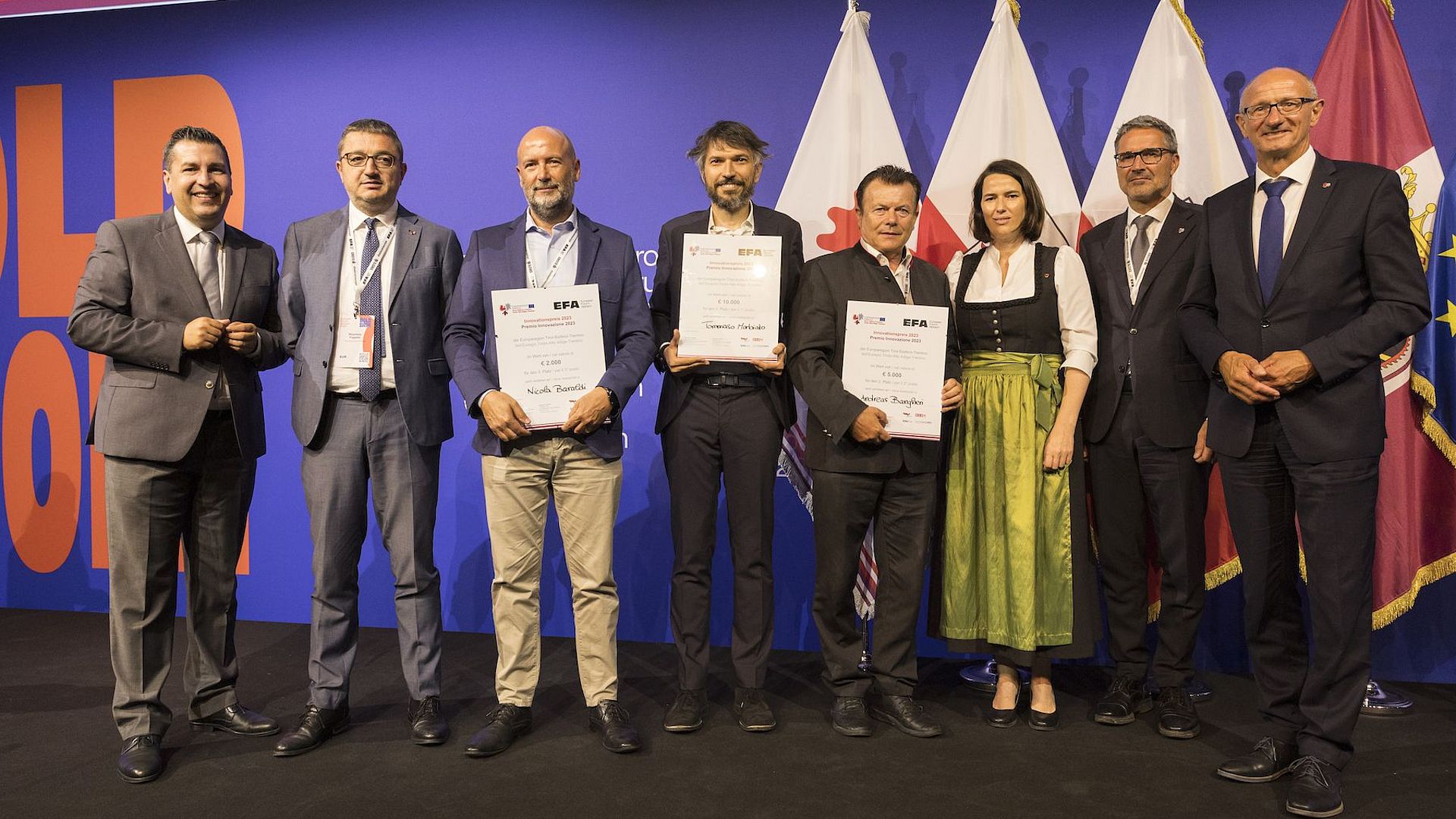 Vincitori del Premio Innovazione da sinistra: Marcus Hofer (Standortagentur Tirol), Maurizio Fugatti (Presidente dell’Euregio e Presidente della Provincia autonoma di Trento), Nicola Baraldi (Iridenergy Srl, 3. posto), Tommaso Morbiato (Windcity, 1. posto), Andreas Bangheri (Heliotherm Wärmepumpentechnik GmbH, (2. posto), Barbara Thaler (vice presidente della WKO Tirolo e Deputata del Parlamento Europeo), Arno Kompatscher (Presidente della Provincia autonoma di Bolzano) und Anton Mattle (Capitano del Tirolo). 