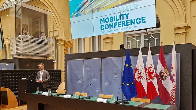 In occasione della conferenza sulla mobilità di EUSALP, il direttore del Dipartimento Mobilità, Martin Vallazza, ha sottolineato che l'AltoAdigePlan per la mobilità di domani è in linea con le priorità del piano di lavoro Eusalp 2023-25. 