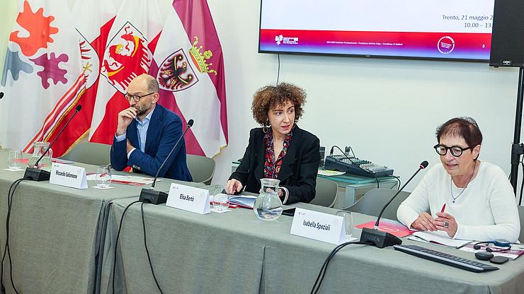 Oggi a Casa Moggioli Riccardo Salomone presidente di Agenzia del Lavoro, Elisa Bertò, Segretariato generale dell'Euregio e Isabella Speziali, direttore Ufficio dati e funzioni di sistema delle politiche mercato del lavoro di Agenzia del lavoro (da sin)