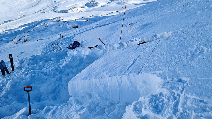 Schneedeckenuntersuchungen sind Teil der Aufgaben der Lawinenwarndienste 