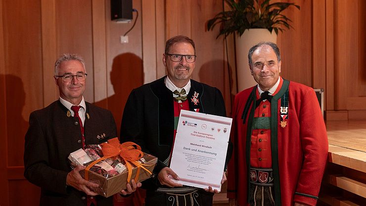 Geehrt für die sechsmalige Leitung des Euregio-Jugendblasorchesters: Meinhard Windisch (Bildmitte) mit Elmar Juen, Obmann des Blasmusikverbands Tirol (links) und Pepi Ploner, Präsident des Verbandes Südtiroler Musikkapellen (rechts).