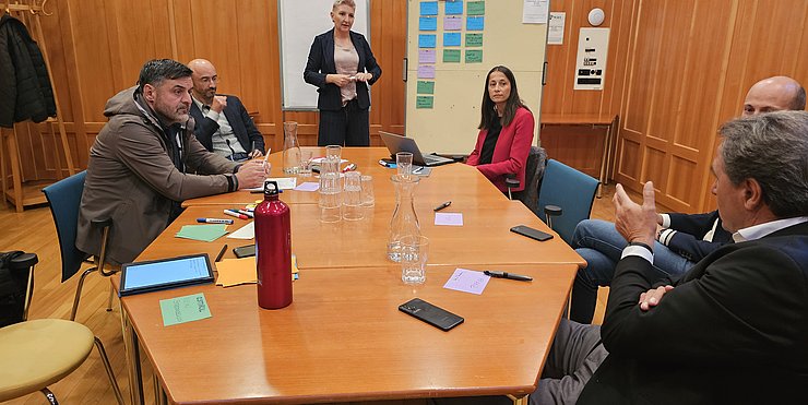 19 Kooperationstandems und rund 100 Teilnehmende aus verschiedenen Verwaltungen im Euregio-Raum haben in Toblach ihre Arbeit aufgenommen.