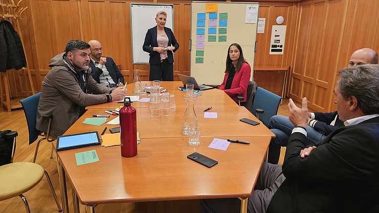 19 Kooperationstandems und rund 100 Teilnehmende aus verschiedenen Verwaltungen im Euregio-Raum haben in Toblach ihre Arbeit aufgenommen.