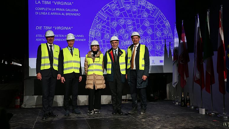 Freude über die Ankunft der Tunnelbohrmaschine "Virginia": (v. l.) Landeshauptmann Arno Kompatscher, Vertreter der DG Move der Europäischen Kommission Herald Ruijters, technische Direktorin RFI Paola Firmi, Aufsichtsrat der BBT SE Maurizio Gentile und Landesrat Daniel Alfreider 