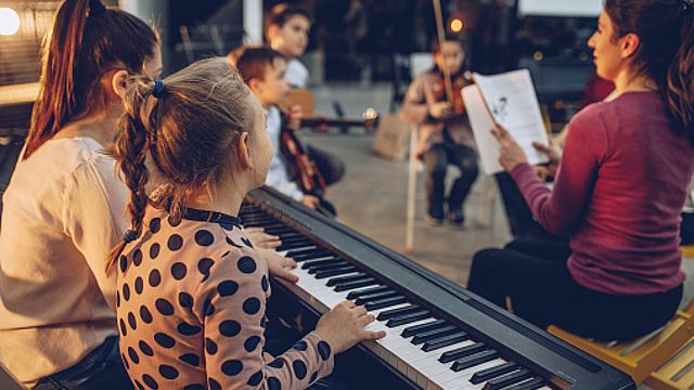 Gruppo di bambini che imparano a suonare strumenti alla scuola di musica