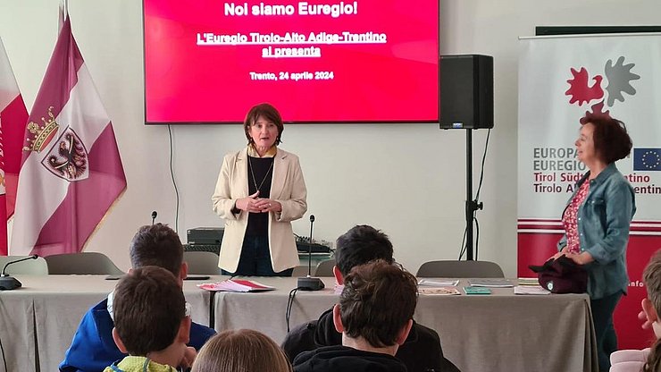 Un momento dell'incontro a Casa Moggioli con gli studenti dell'Istituto Agrario di san Michele all'Adige. In piedi la project manager di Euregio Roberta Tomazzoni