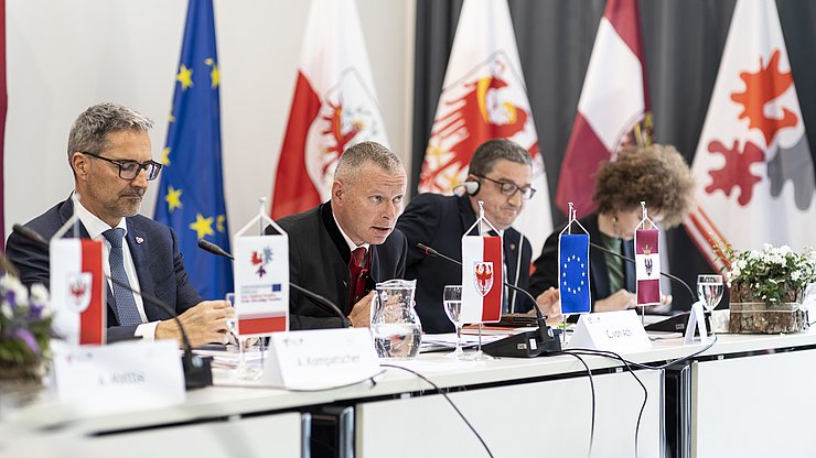 LPA/TiberioSorvillo (von links) LH Arno Kompatscher, Christoph von Ach, LH Maurizio Fugatti, Elisa Bertò bei der 34. Euregio-Vorstandssitzung am 21. Mai 2025