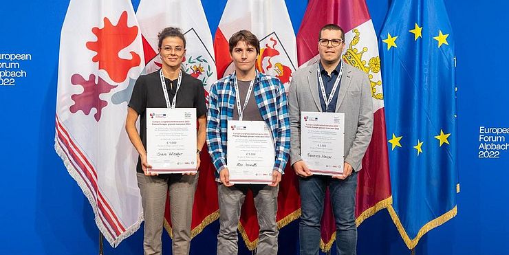 Verleihung Euregio-JungforscherInnenpreis am 21. August 2022 in Alpbach: (v. l.) Chiara Valzolgher (3. Platz), Alan Ianeselli (1. Platz), Francesco Asnicar (2. Platz) 